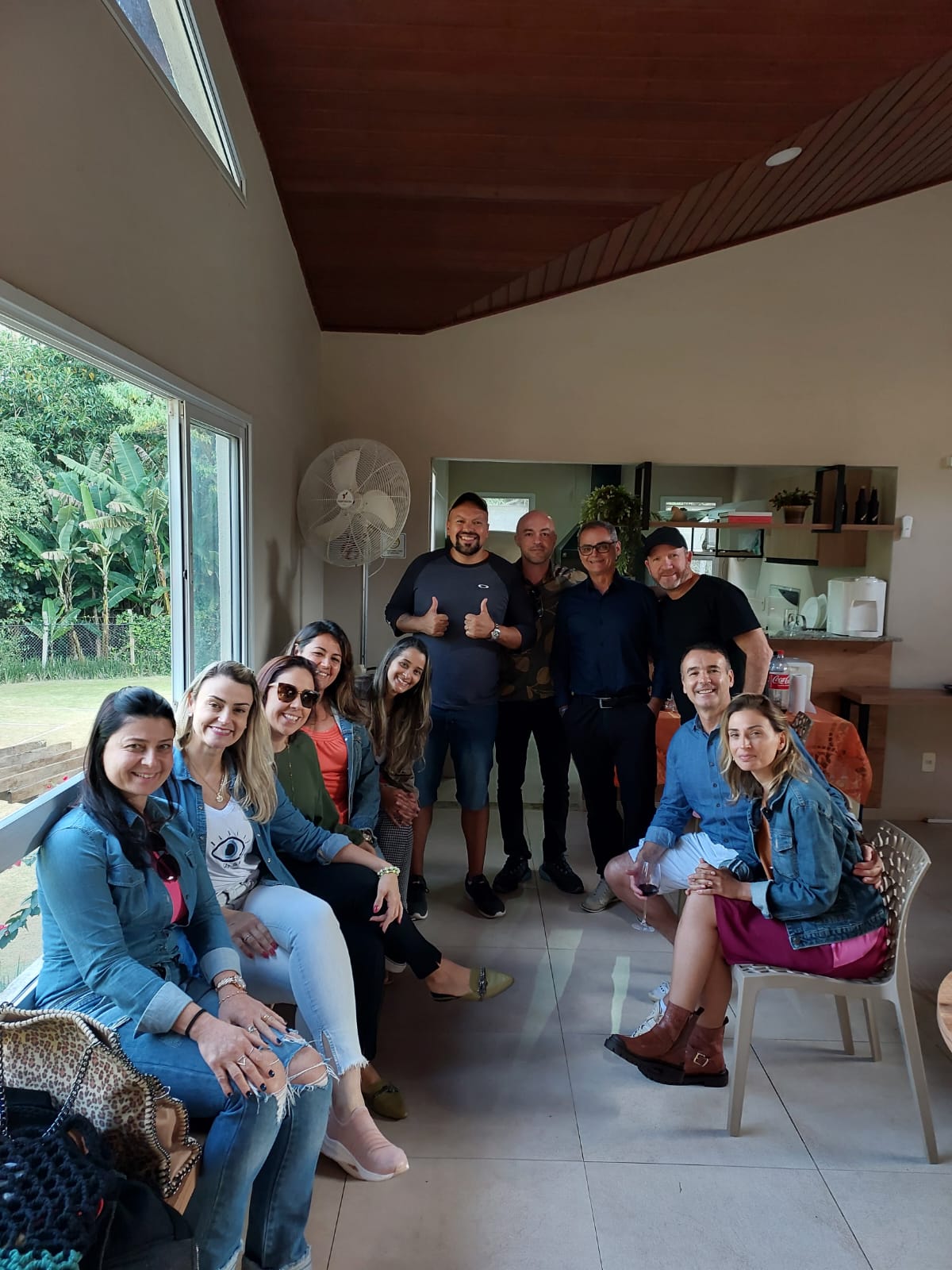 Grupo de alunos e amigos da Free to Speak reunidos