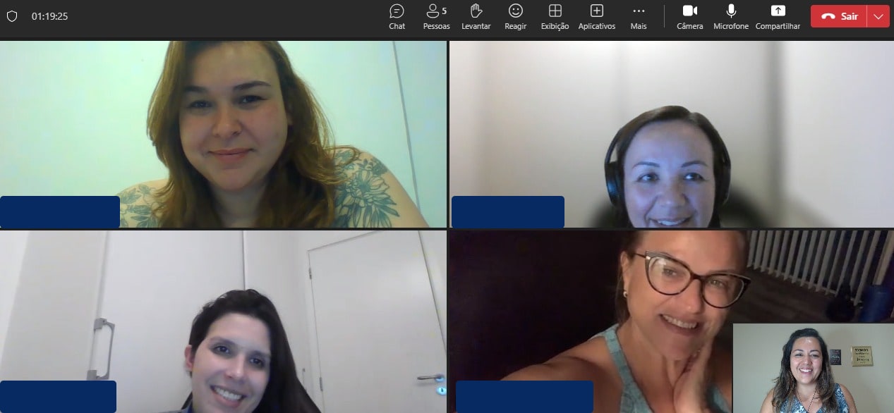 Aula online da Free to Speak com alunos participando