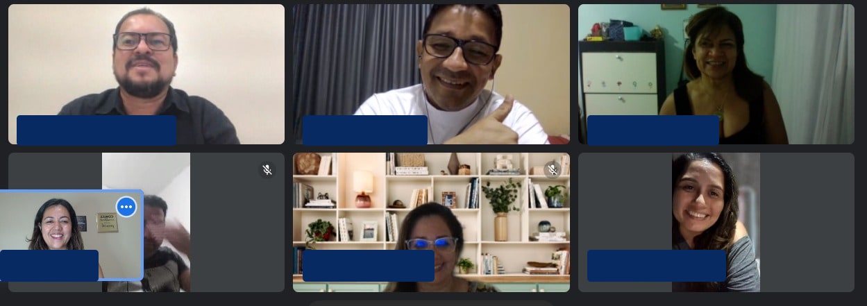 Alunos da Free to Speak reunidos em aula online